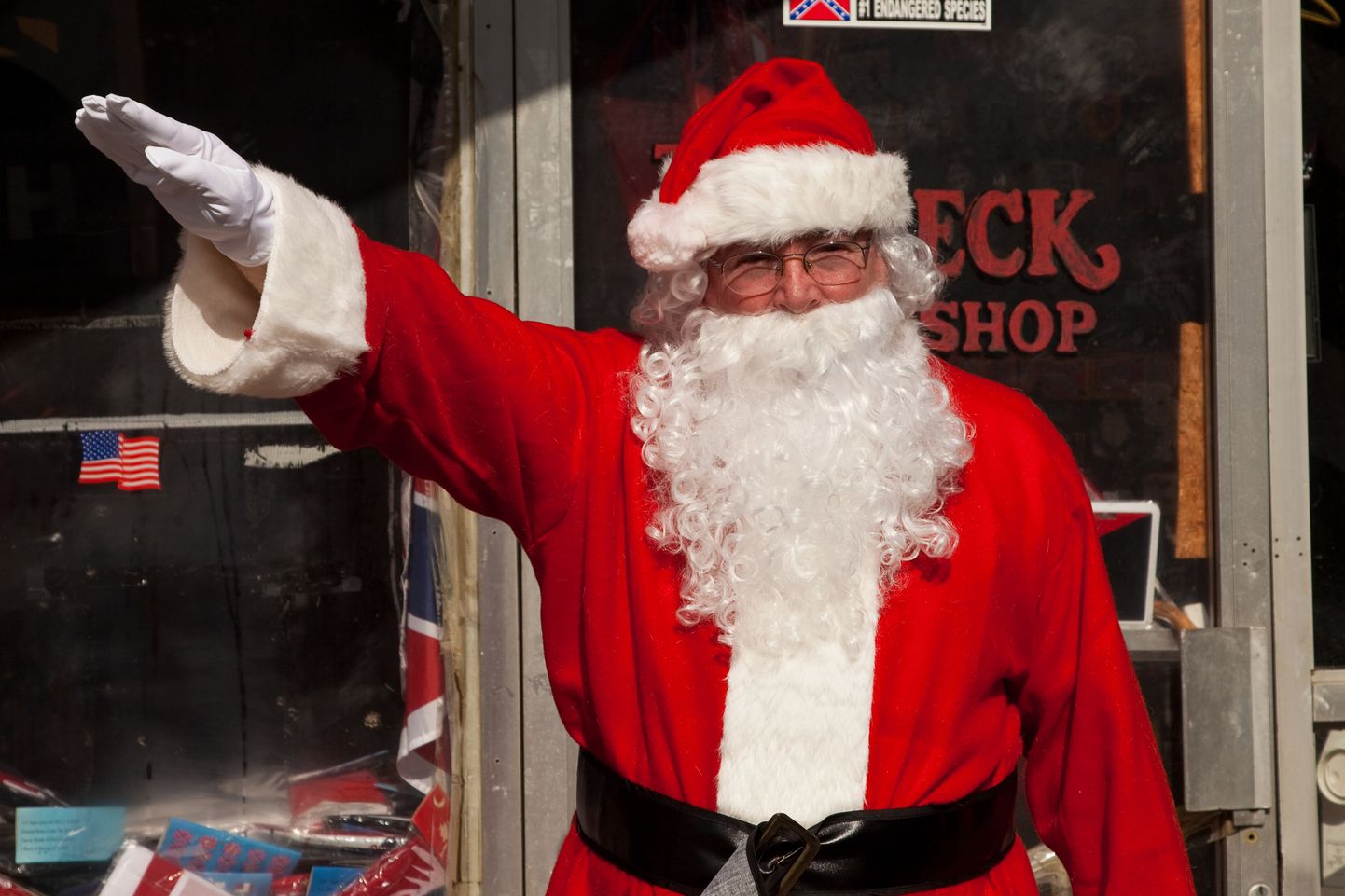 Jõuluvanaks riietunud Ku Klux Klani liige 2009. aastal Laurensi linnas Lõuna-Carolinas.