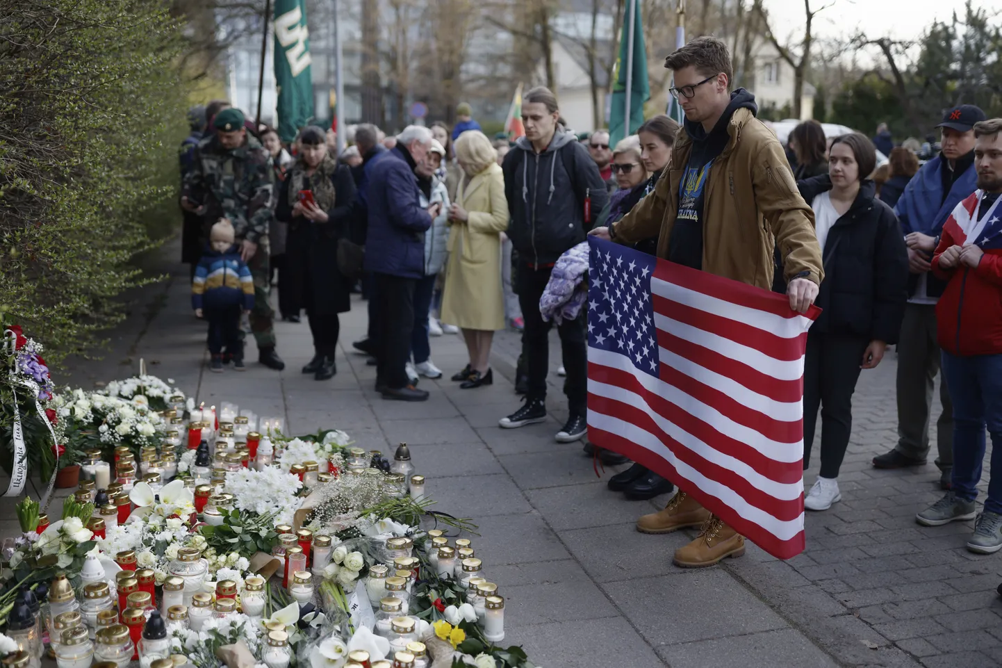 USA lipuga mees avaldab täna Vilniuses USA saatkonna juures austust Pabradė harjutusalal hukkunud neljale sõdurile.