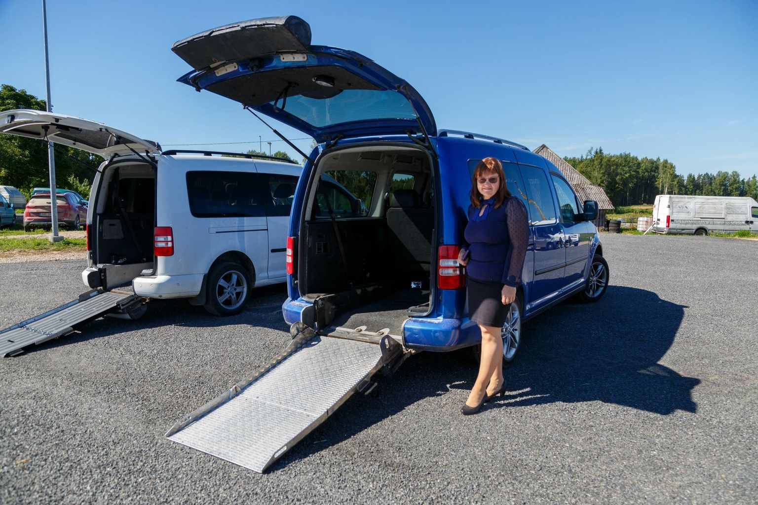 Merling Reisid OÜ juhatuse liige Inge Vill demonstreeris erivajadustele kohandatud autosid Volkswagen Caddy, mis hakkavad septembrist sotsiaaltranspordi teenust osutama. Mõlemal väikebussil on kaldteed ning ratastooliga inimese transportimise võimalus.