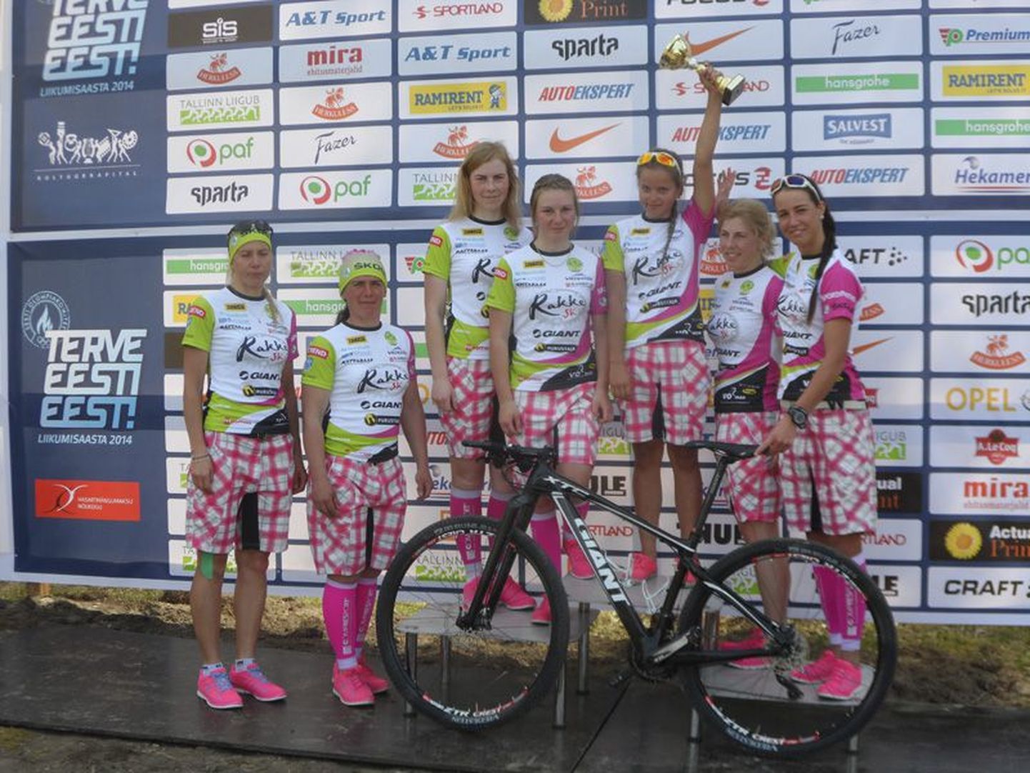 Purustaja Giant Team/Rakke naiskonna sõitjad võitsid Tallinna rattamaratonil parima tiimi auhinna.