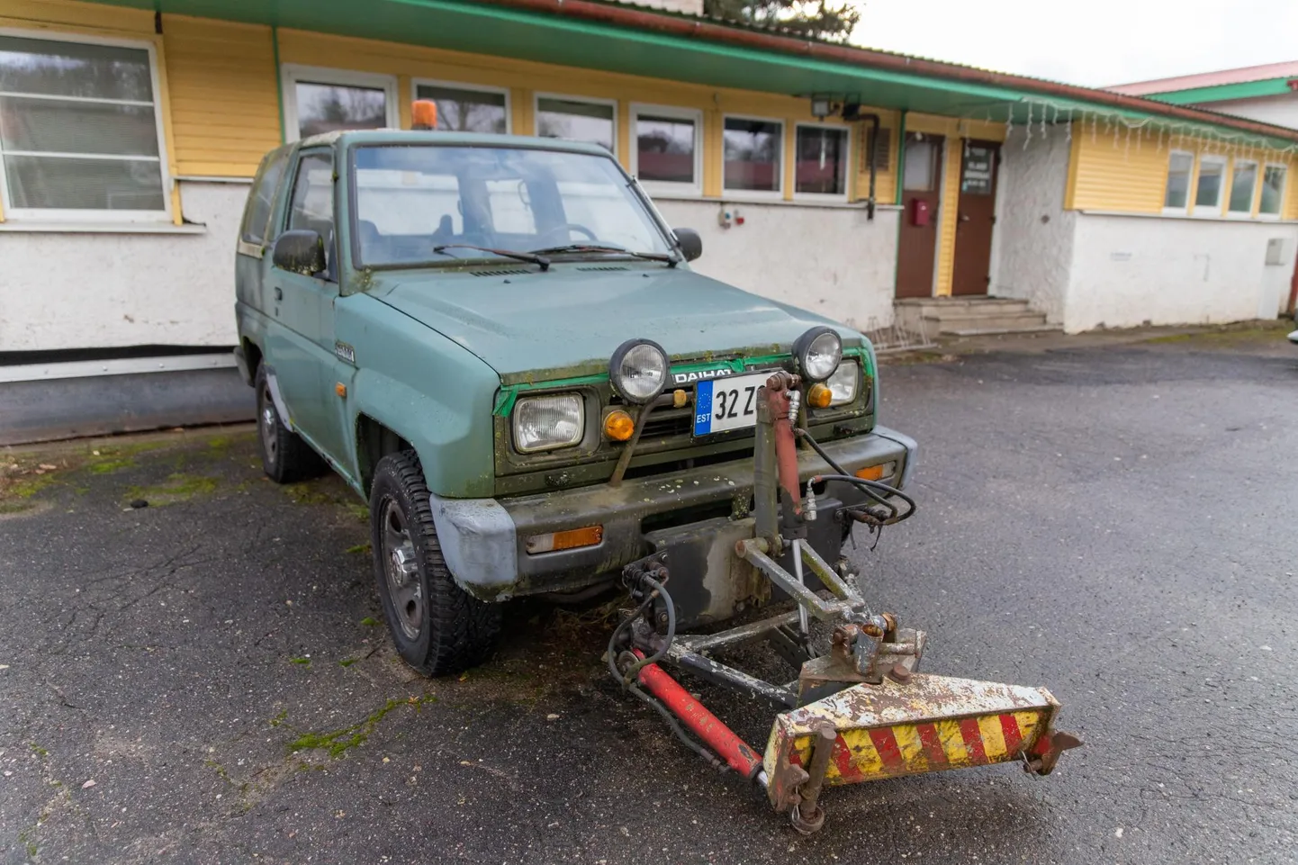 Enampakkumisele jõuab spordikeskusele kuulunud Daihatsu Feroza, millega lükati omal ajal jääradasid puhtaks.