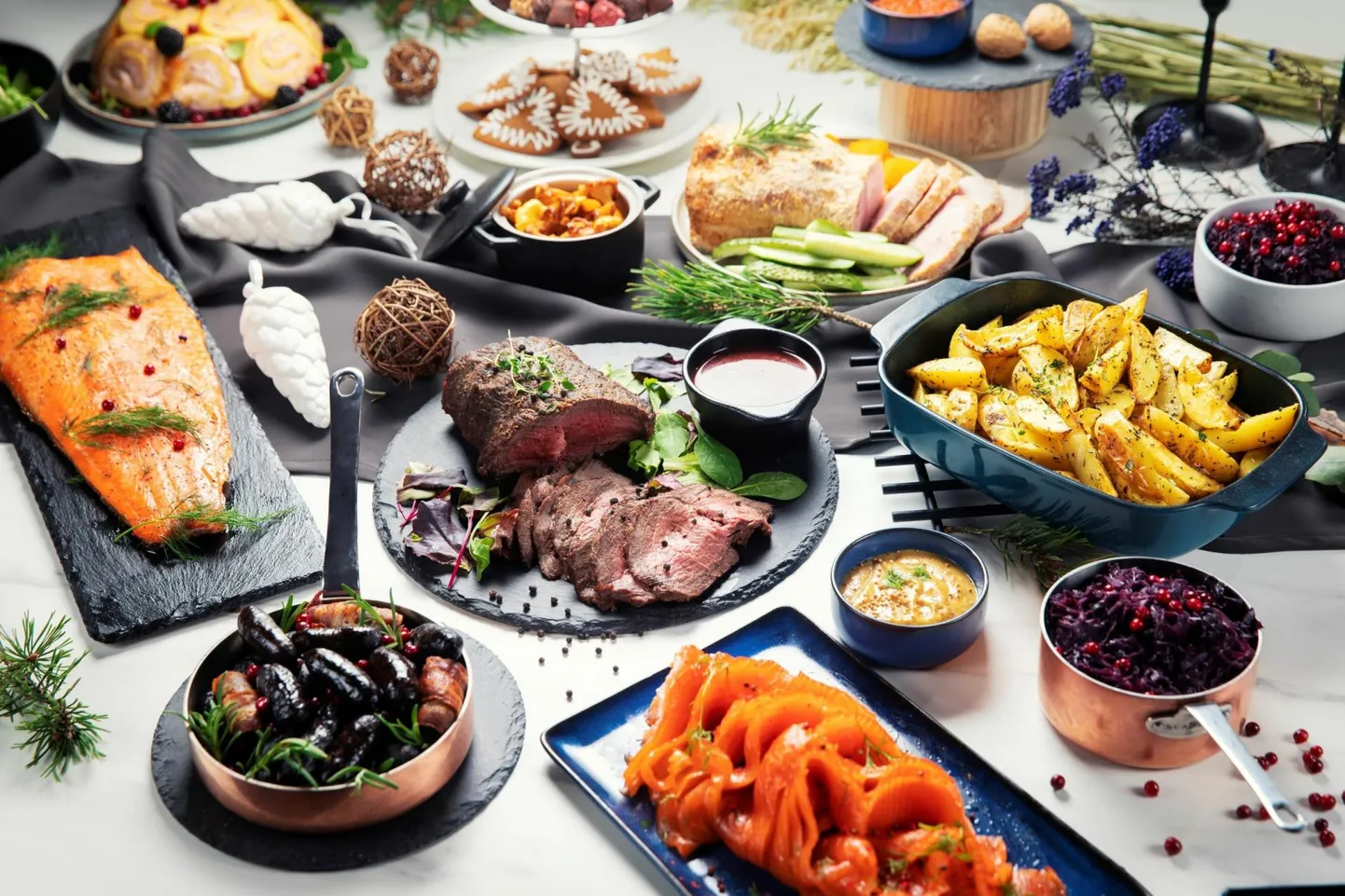 Rikkalik jõululaud on kokku pandud nelja rahvusköögi jõululemmikutest, sel fotol on Eesti omad.