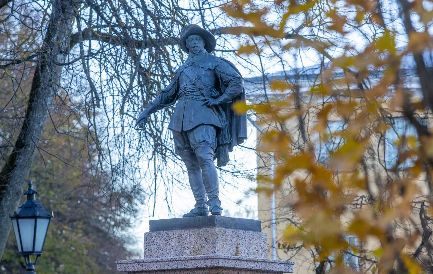 Ülikooli peahoone taga asuv Gustav II Adolfi mälestussammas