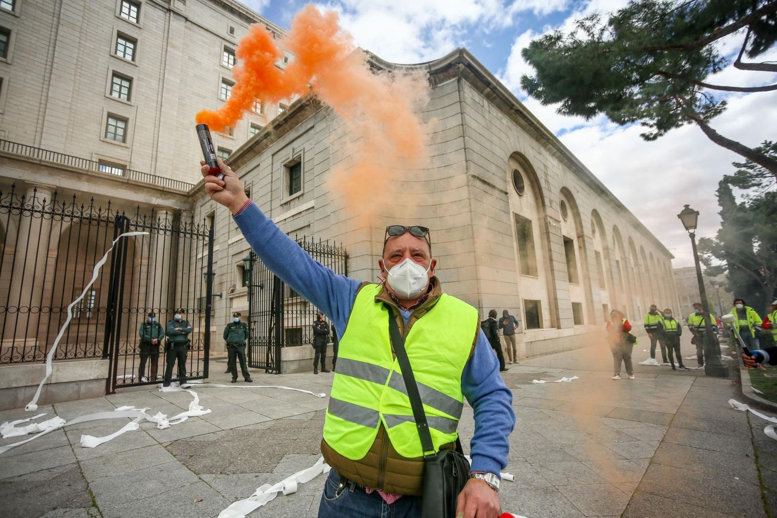 Kliimaseadused on kollaste vestidega meeleavaldajaid välja toonud mujalgi kui Prantsusmaal: pildil on Pontevedra vabrikutööline, kes protestis märtsis Hispaania roheülemineku plaanide vastu. FOTO: Ricardo Rubio/Scanpix