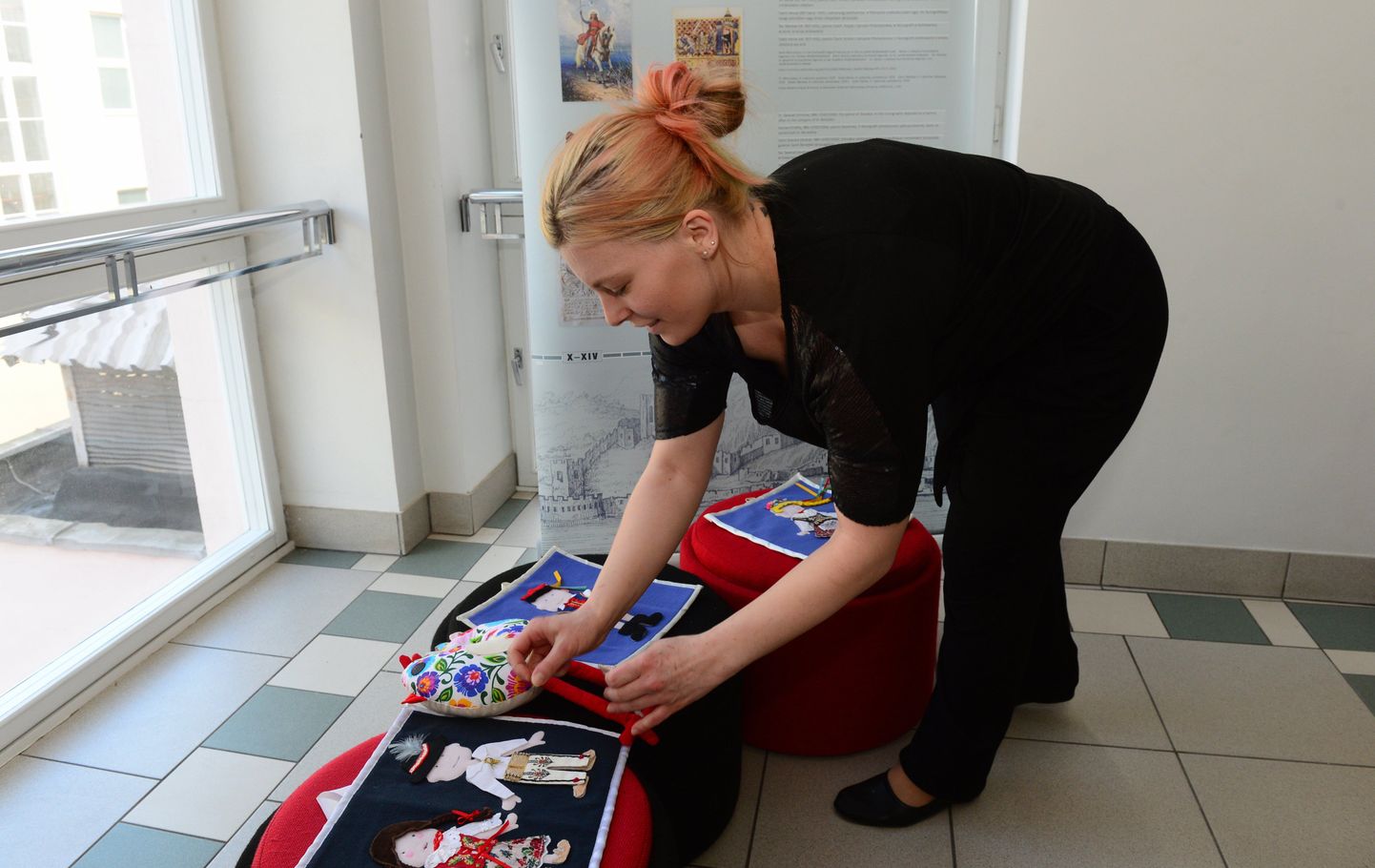 Tartu ülikooli maailma keelte ja kultuuride kolledži poola keele ja kultuuri külalislektor Joanna Dagmara Dobosz tutvustab Marta Perlikiewiczi valmistatud nukke, millel saab rõivaid vahetada.