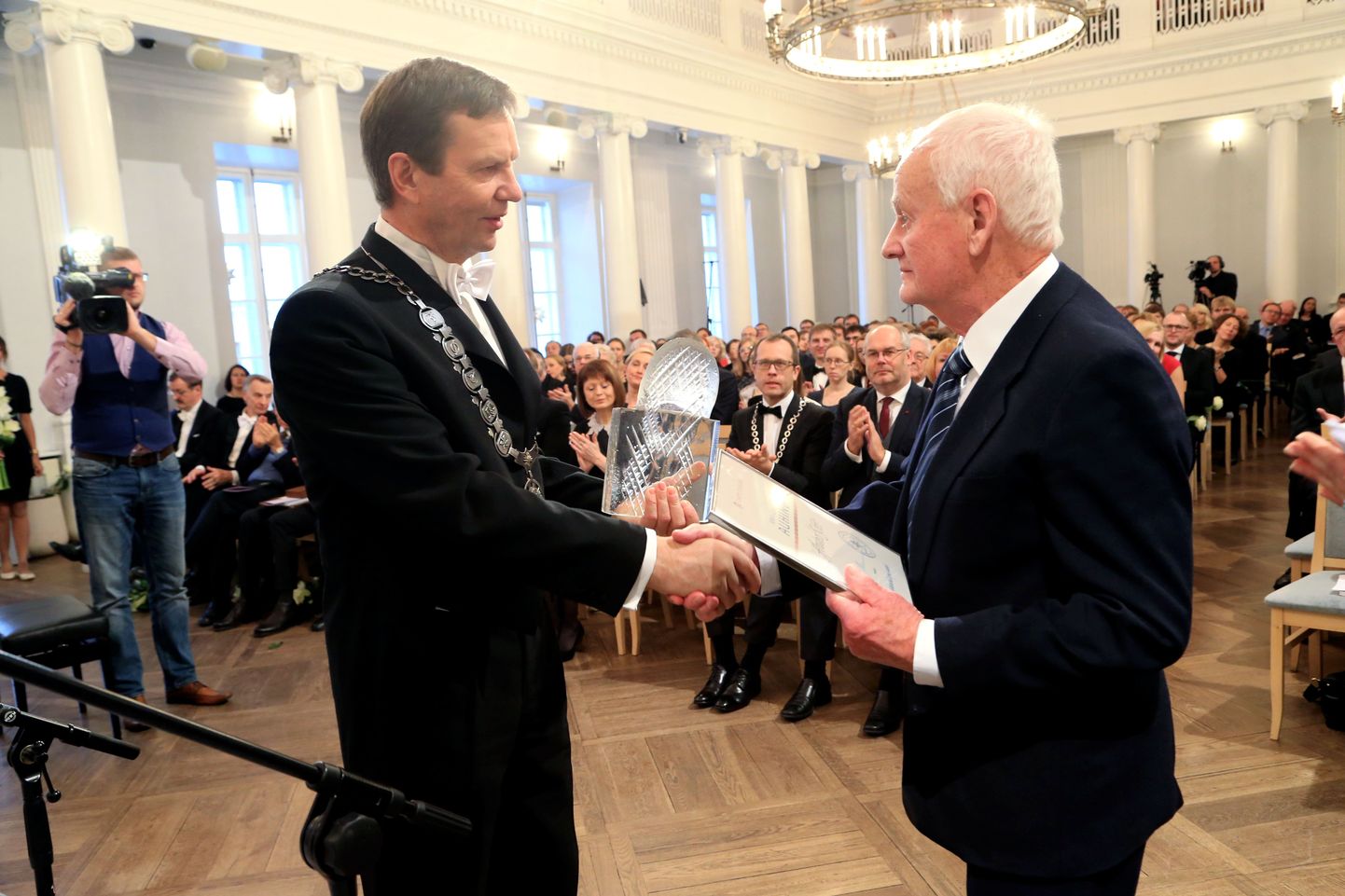 Mullu sai Tartu ülikooli Rahvusmõtte auhinna Andres Sööt (paremal). Pildil õnnitleb teda rektor Volli Kalm.