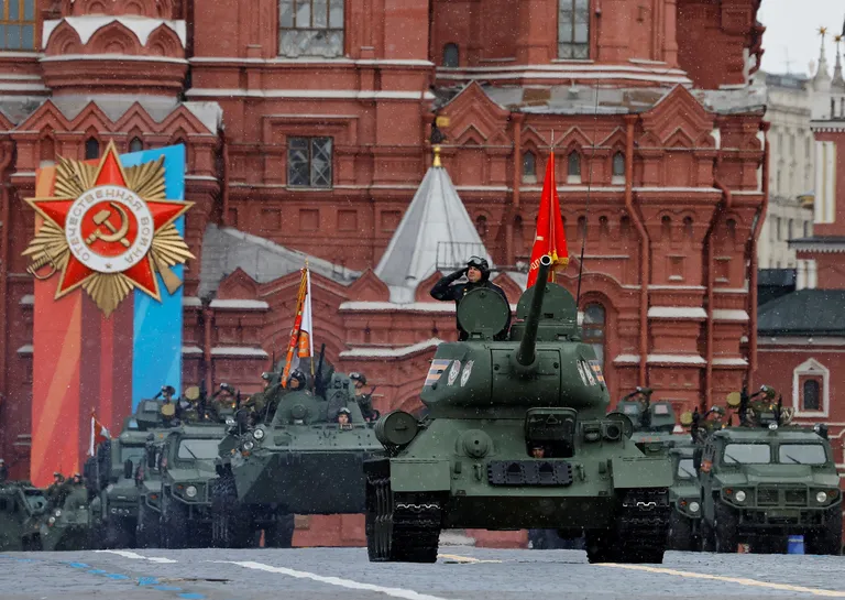 Танк Т-34 во главе колонны бронетранспортеров на параде в Москве 9 мая 2024.