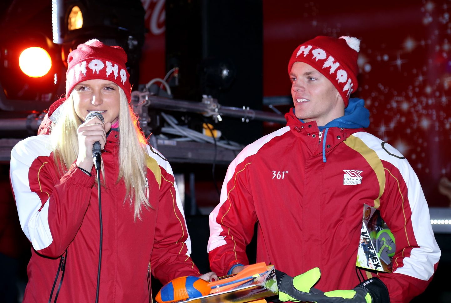 Latvijas Olimpiskās komandas pārstāvji, šķepmetēji Līna Mūze un Zigismunds Sirmais piedalās labdarības projekta "Ziemassvētku karavānas" atklāšanas pasākumā pie Brīvības pieminekļa.