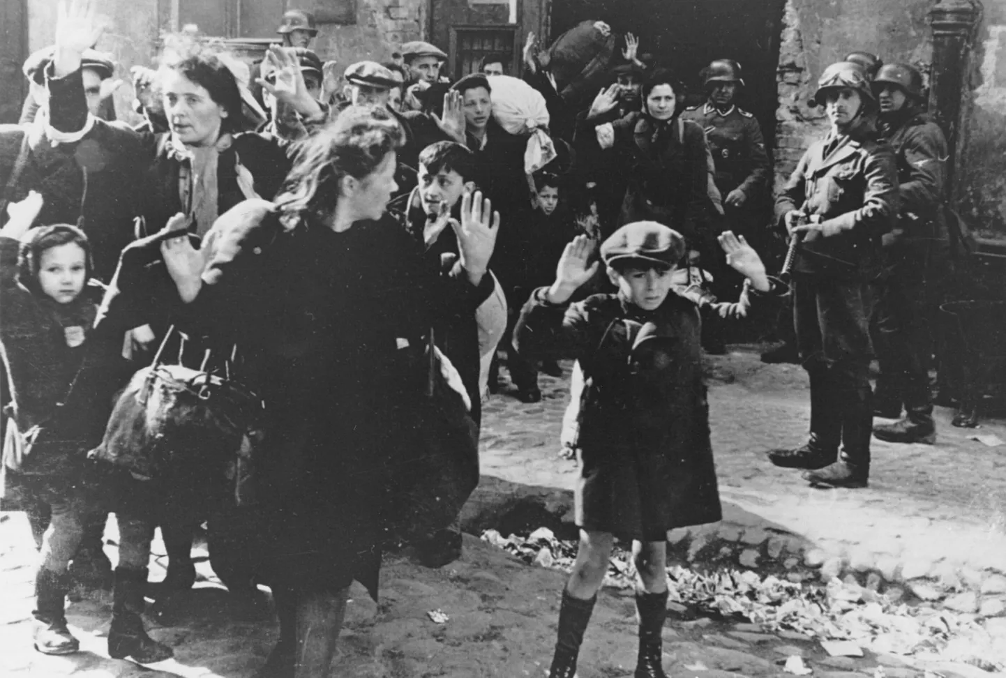 Saksa sõdurid saatmas juute Varssavist Auschwitzi 19. aprillil 1943.