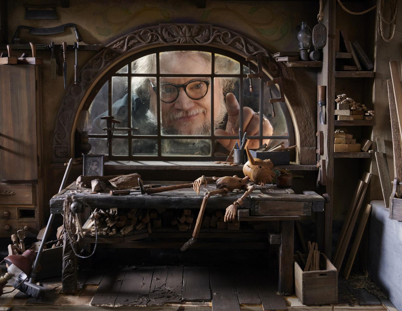 Vahel võivad mehed nukkudega mängida: Guillermo del Toro ja tema väike Pinocchio.