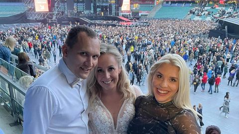 VAHVAD FOTOD ⟩ Kethi Uibomägi tuli NOËPi kontserdile otse sõbranna pulmast ja võttis pruudi kaasa!