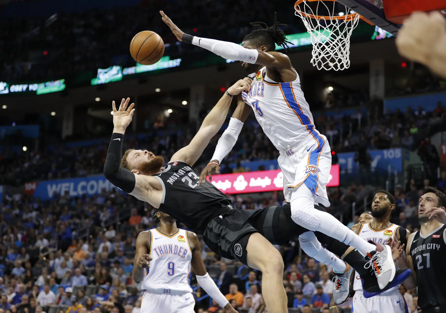 Blake Griffin (mustas, Detroit Pistons) ja Nerlens Noel (valges, Oklahoma City Thunder).