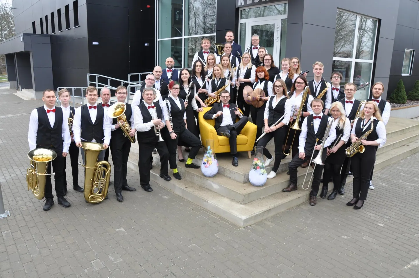 Tapa Linna Orkester, istub dirigent Priit Rusalepp.