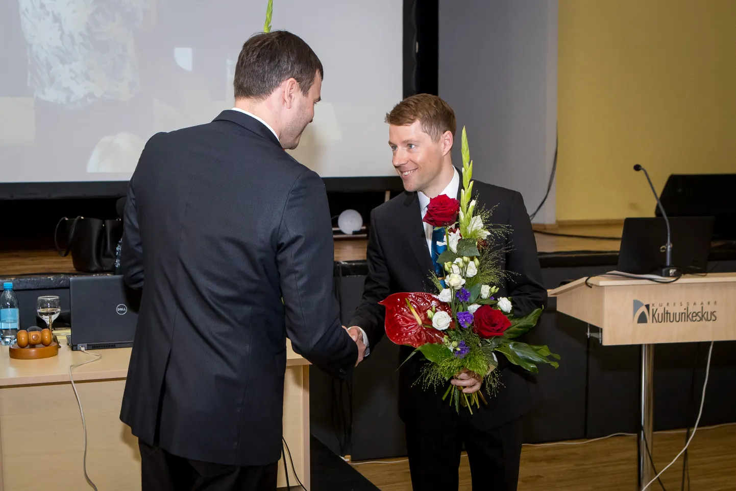 Madis Kallas õnnitlemas uut Saaremaa vallavanemat Mikk Tuisku.