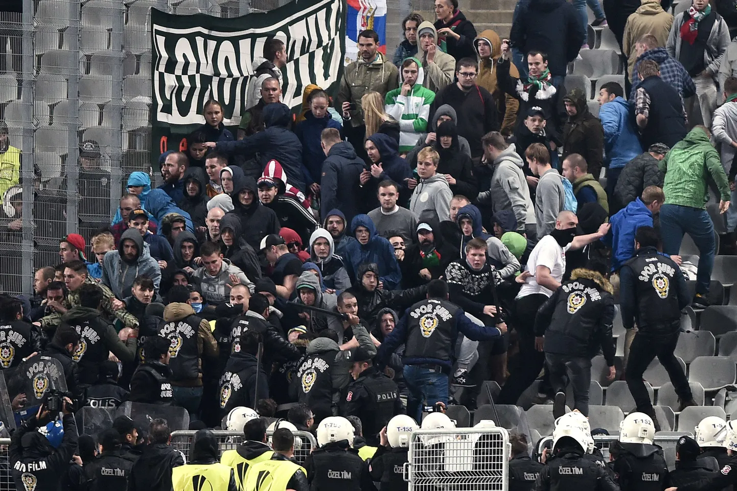 Стычка болельщиков "Локомотива" с полицией на стадионе в Стамбуле.