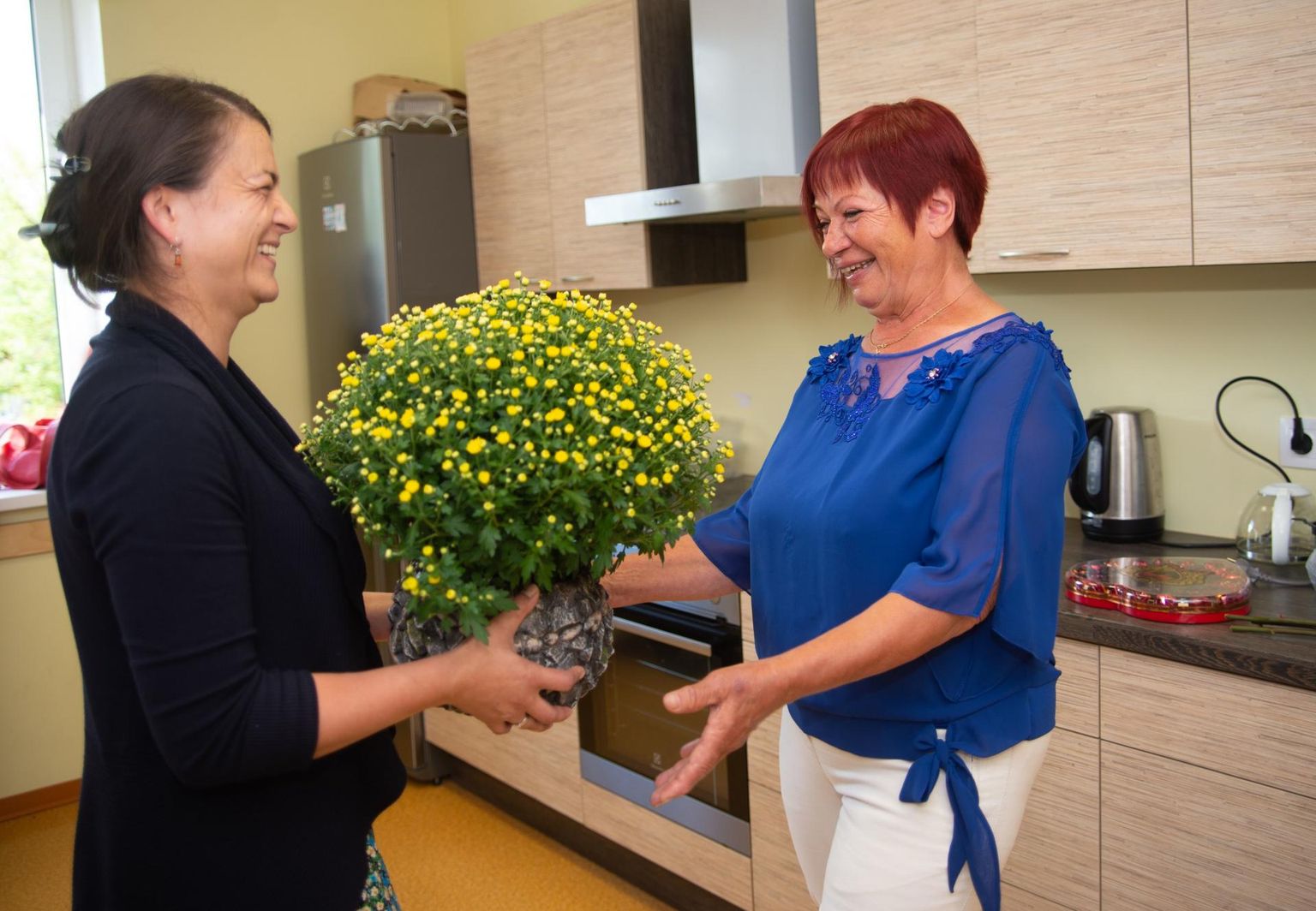 Reedel andis Vara põhikooli endine tehnoloogiaõpetaja Mariliis Lõhmus (vasakul) 40 aasta koolikokana töötanud Erika Sirgule üle siilikujulise vaasi ning lilled.