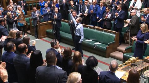 Sepsise tõttu käed-jalad kaotanud Briti rahvasaadik naasis parlamenti