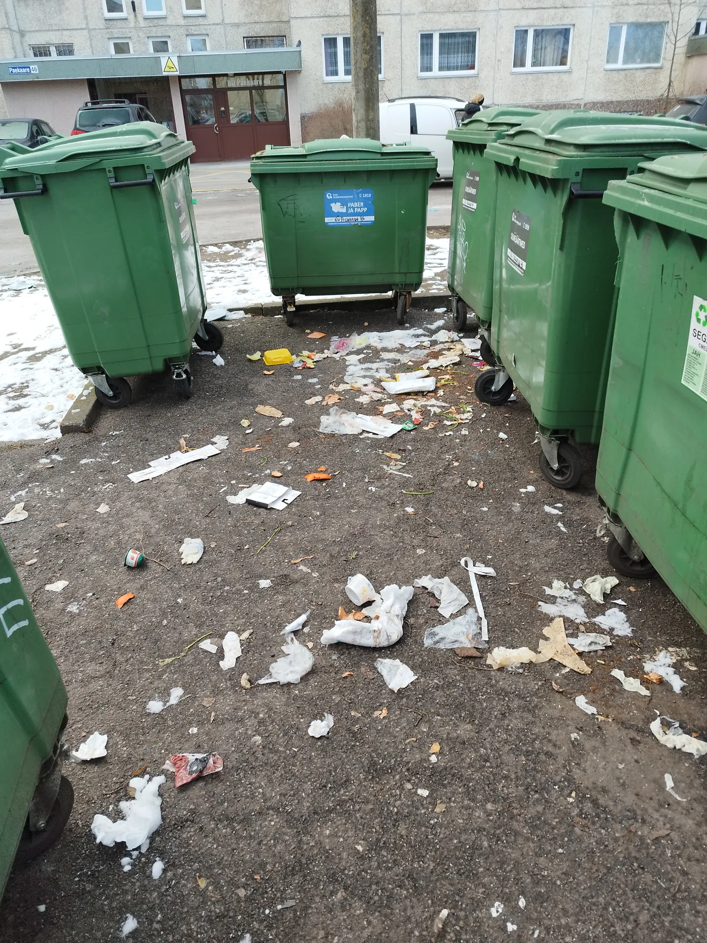 Мусорные контейнеры, принадлежащие КТ Паэкааре, 46 и КТ Паэкааре, 52.