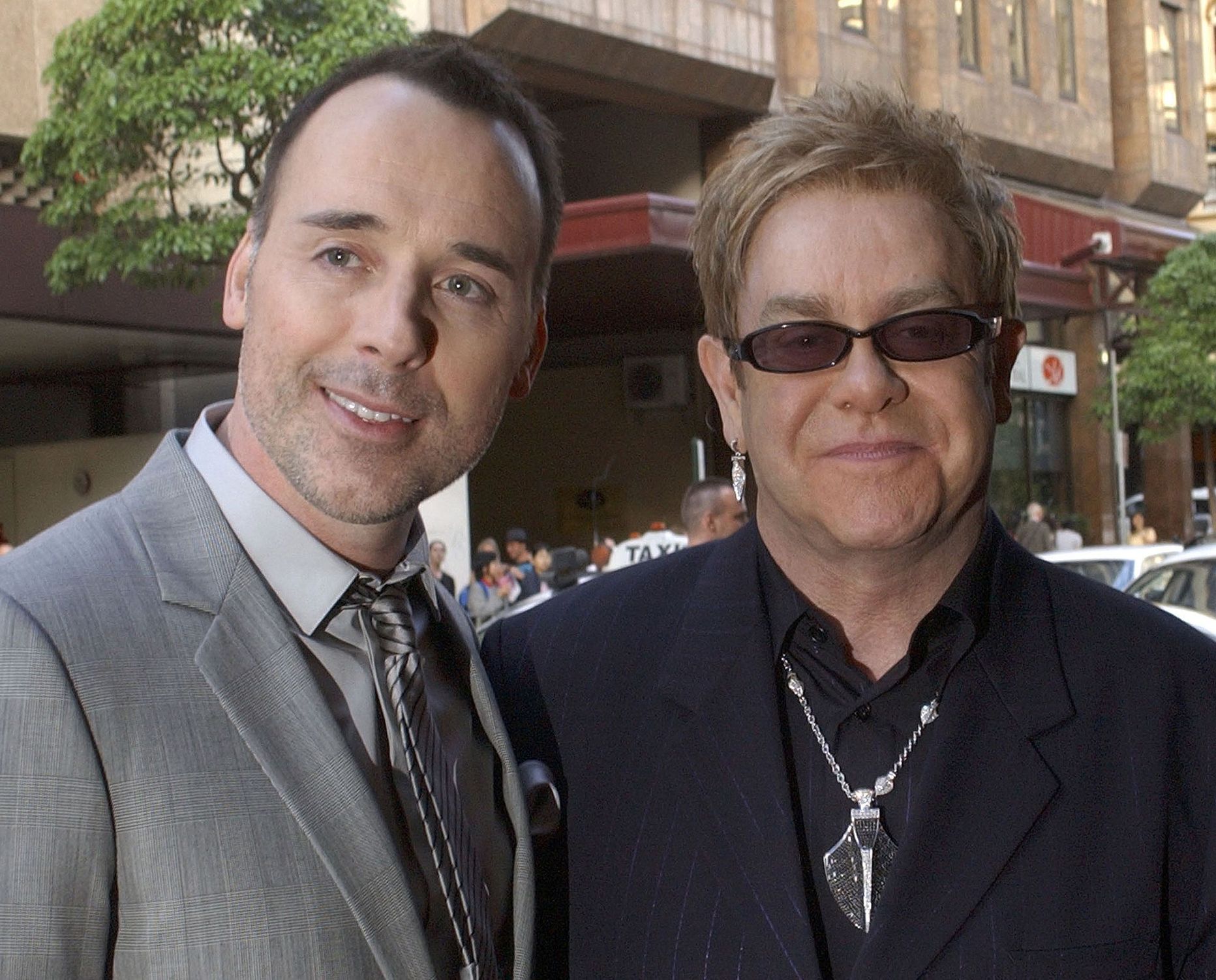 Elton John (paremal) ja David Furnish