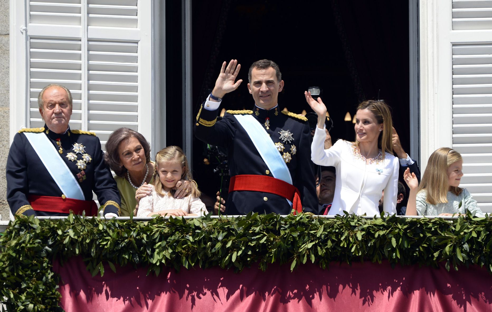 Vasakult paremale: Hispaania eelmine kuningas Juan Carlos ja tema abikaasa kuninganna Sofia, printsess Asturias Leonor, praegune kuningas Felipe VI, kuninganna Letizia ja printsess Sofia Hispaania kuningapalee rõdul Madridis 2014. aasta juunis pärast Felipe vannutamist kuningaks.