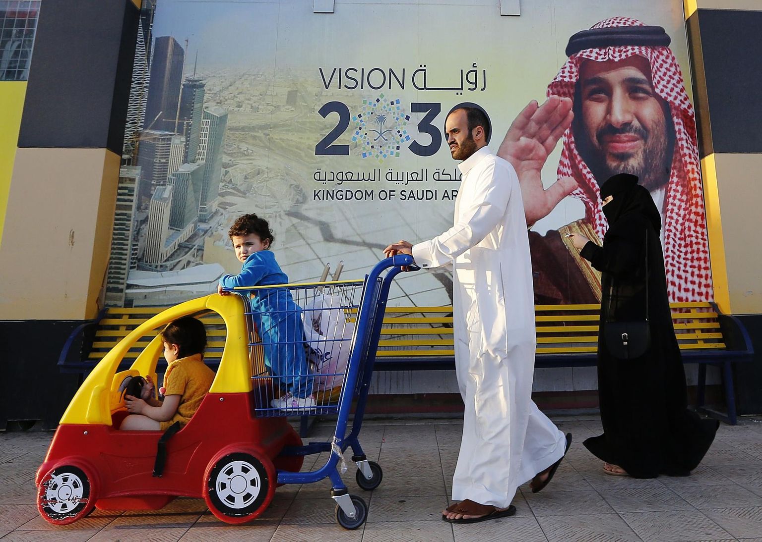 Saudi Araabia elanikud mööduvad Jiddah’ kaubanduskeskuse seinal rippuvast plakatist, mis kujutab kroonprints Mohammed bin Salmanit ja tutvustab tema algatatud reformiprogrammi «Vision 2030». 