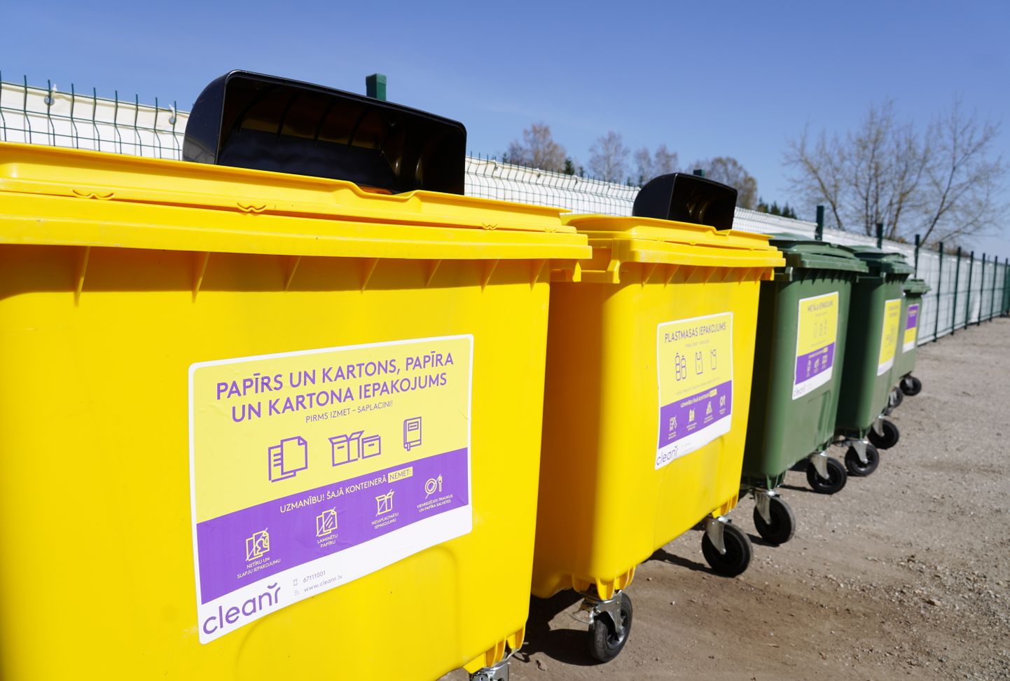 Sadzīves atkritumu apsaimniekošanas uzņēmuma "CleanR" dalīti vāktu atkritumu pieņemšanas laukums Inčukalnā.