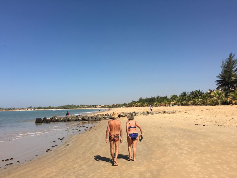 Senegal. Turistid Saly kuurortlinnas mere ääres jalutamas. 