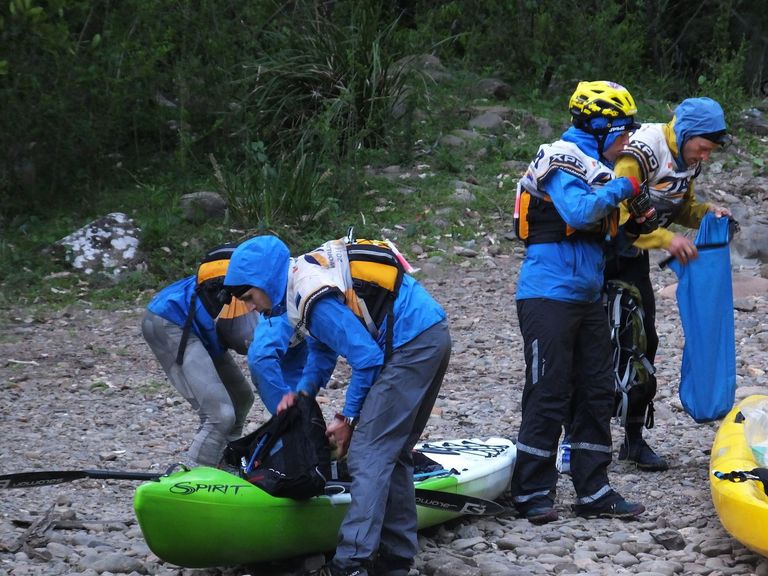 Estonian ACE Adventure Team seiklusspordi MMil vahetusalas valmistumas öiseks kajakietapiks Shoalhaveni jõel.