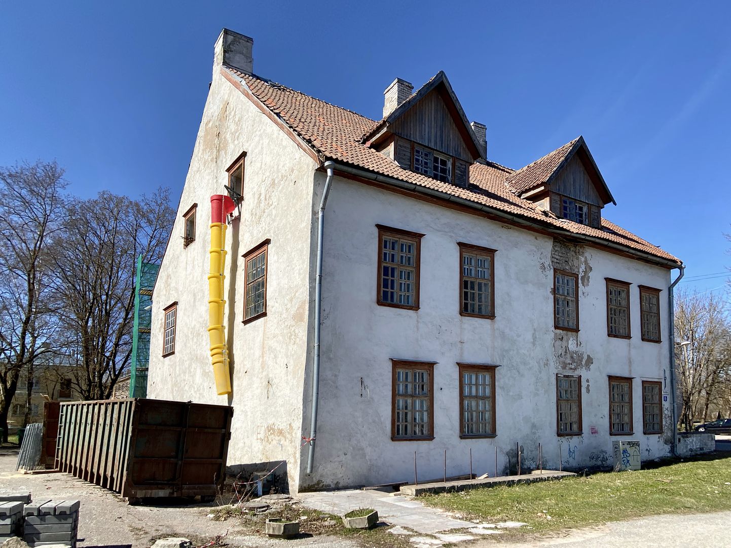 17. sajandist pärit endine elumaja kaunistab Vana-Narva rajooni oma kehvast seisukorrast hoolimata.
