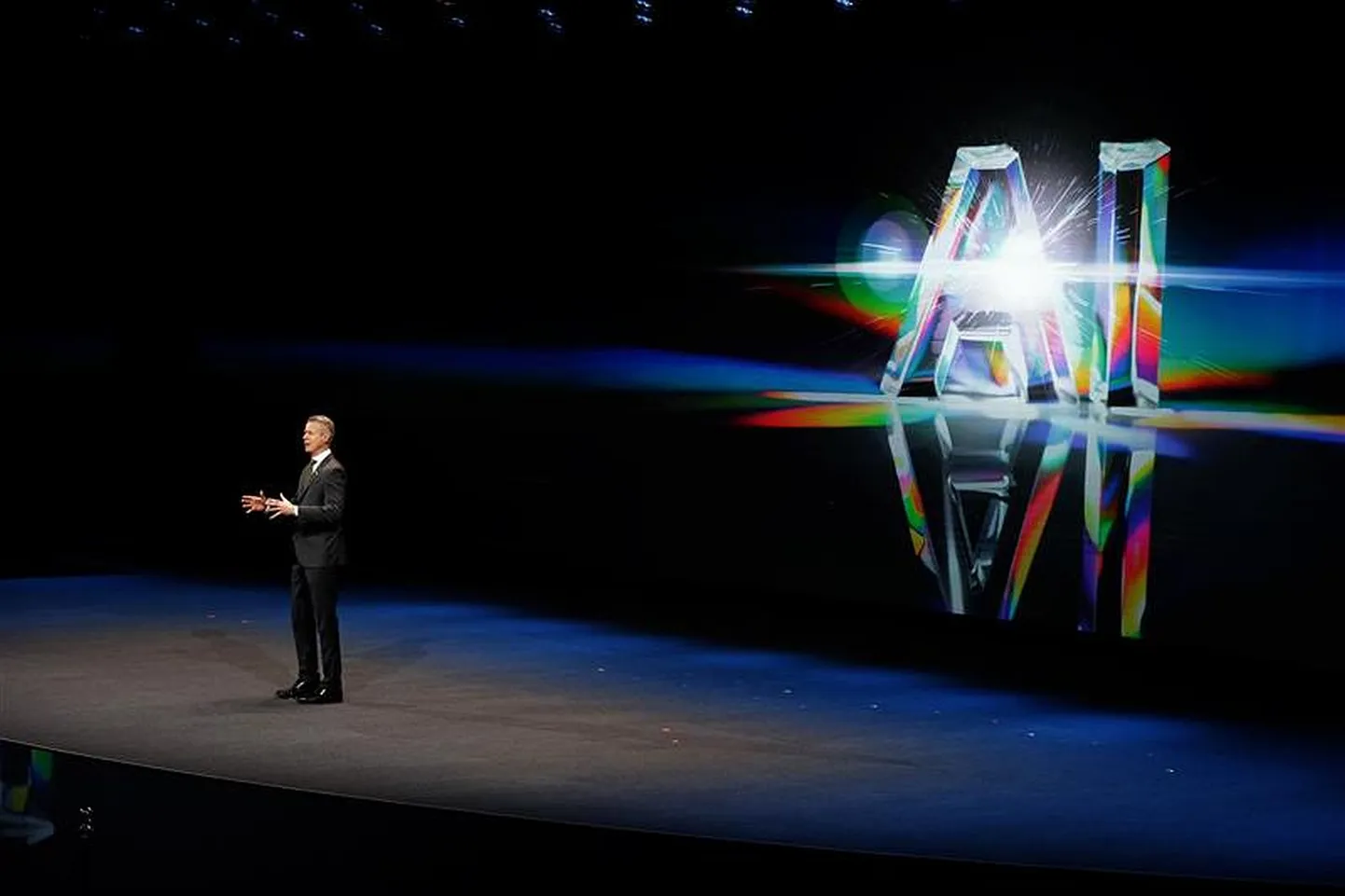 GSMA peadirektor Mats Granryd suure mobiilifestivali avakõne ajal. Muidugi ei saanud ka see üritus mööda hetkel kõige kuumemast teemast - tehisintellektist.