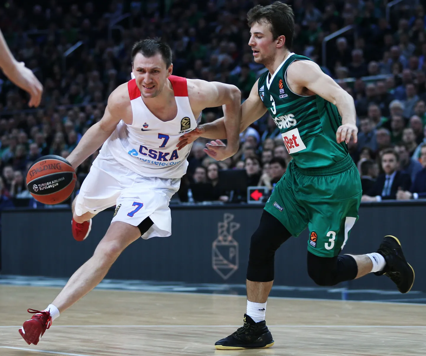 Kevin Pangos (paremal).