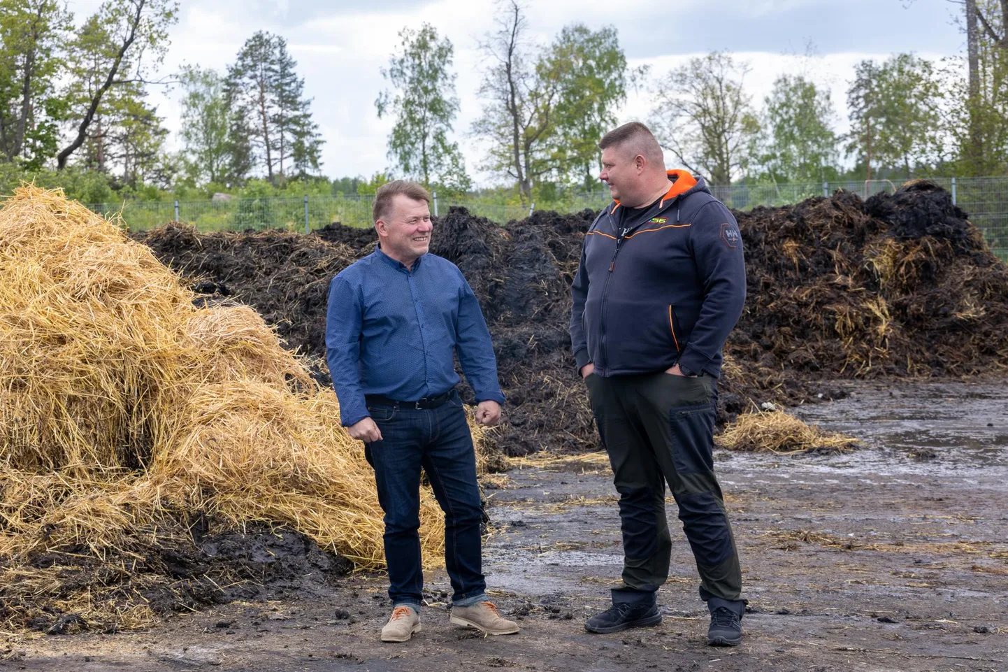 Olev Mäe (vasakul) ja Priit Raamat Lääne-Viru jäätmekeskuse aunade ees.