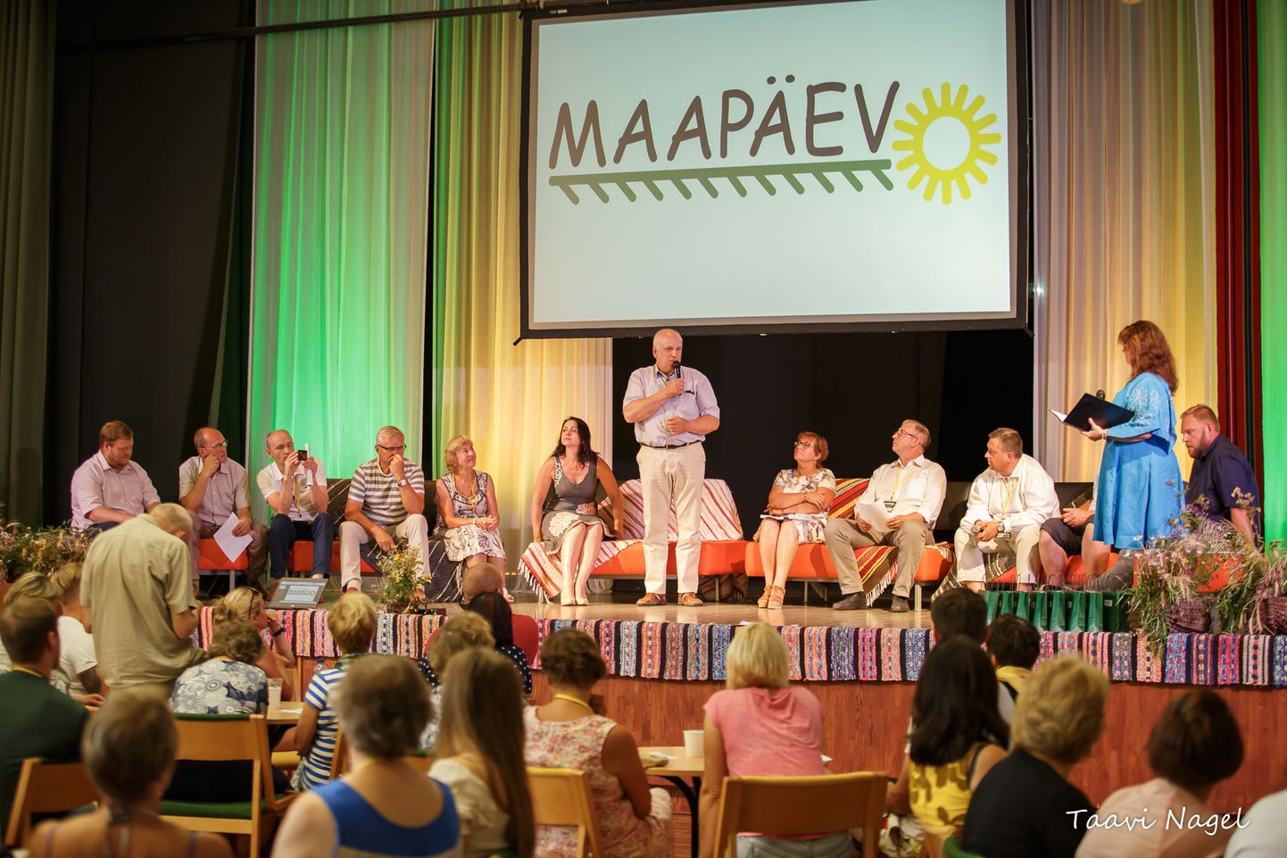 Kodukandi juhatuse liige Krista Habakukk andis maaeluminister Mart Järvikule üle XIII Maapäeva manifesti.