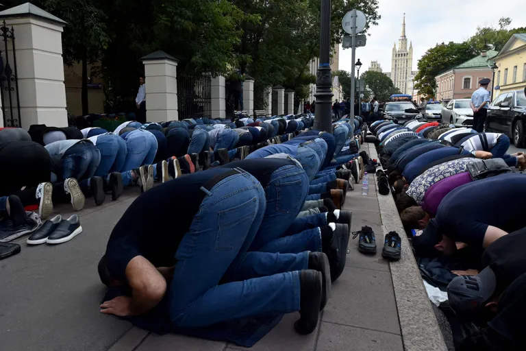 Сотни мусульман молятся перед посольством Мьянмы в Москве. / AFP PHOTO / Vasily MAXIMOV