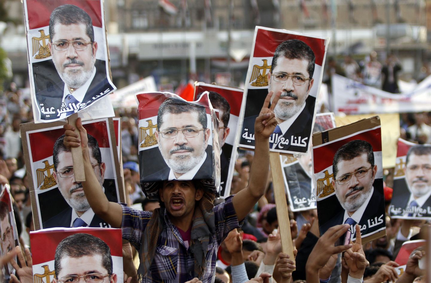 Mohamed Morsi toetajad plakatitega