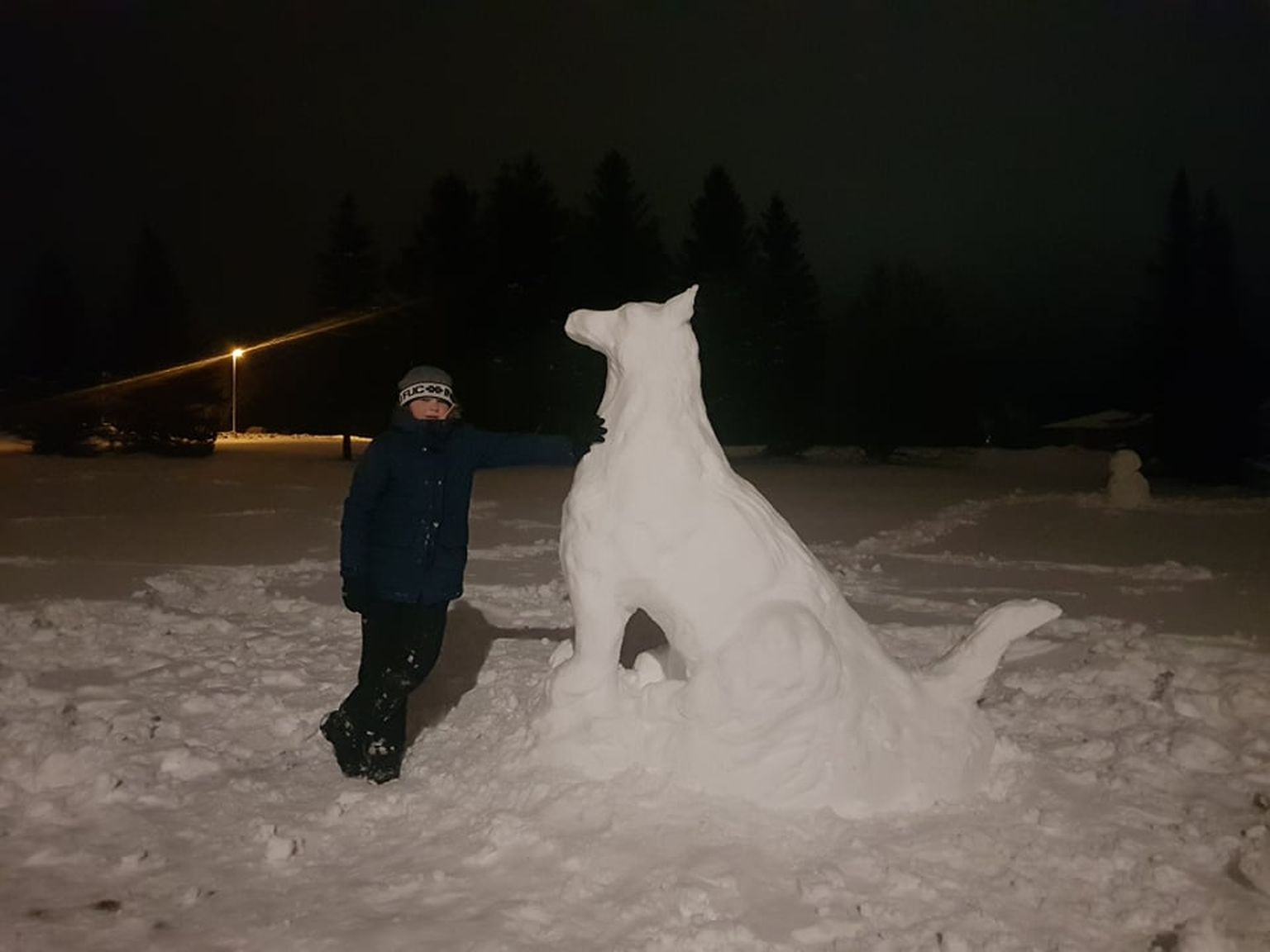 Artur Saar meisterdas lumest Järva valla sümboli - hundi.