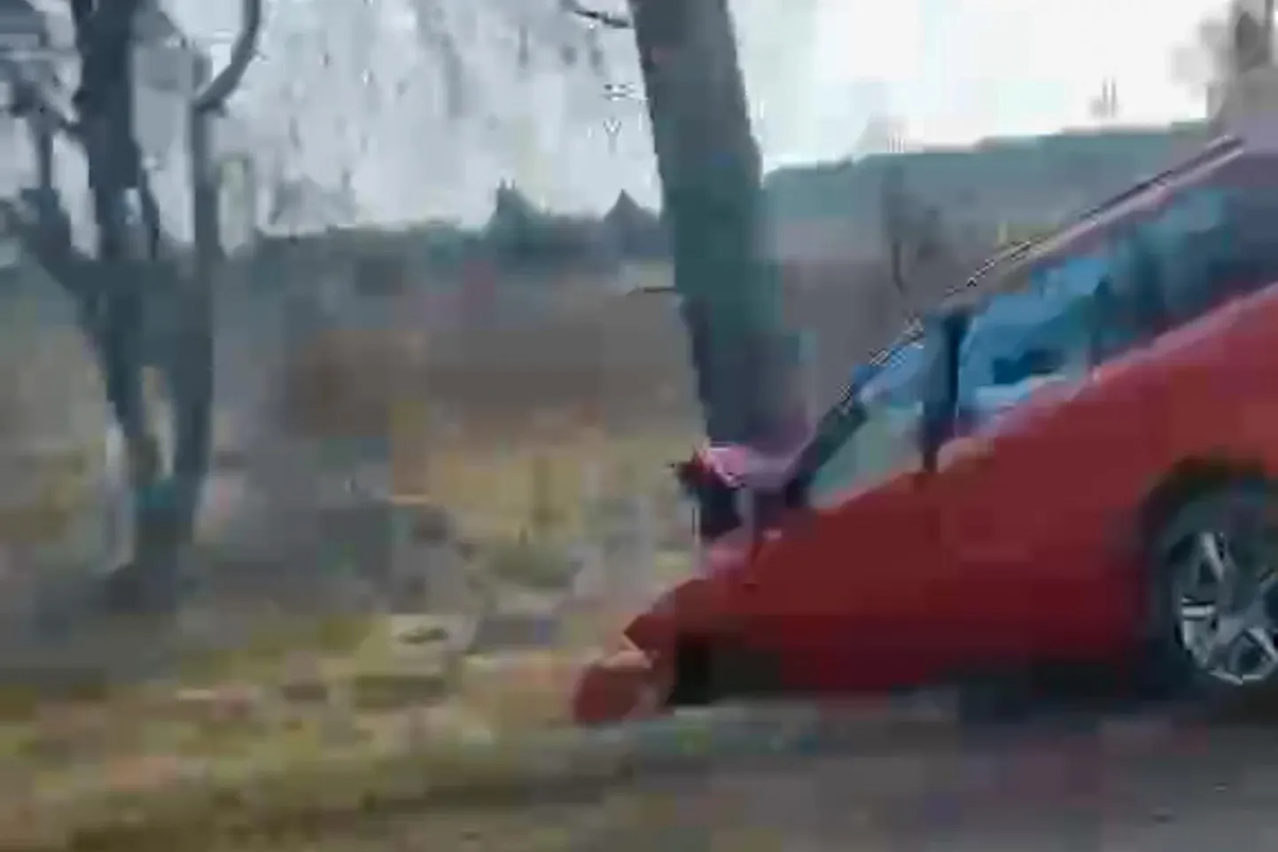 Auto sai kokkupõrke tagajärjel kahjustada.