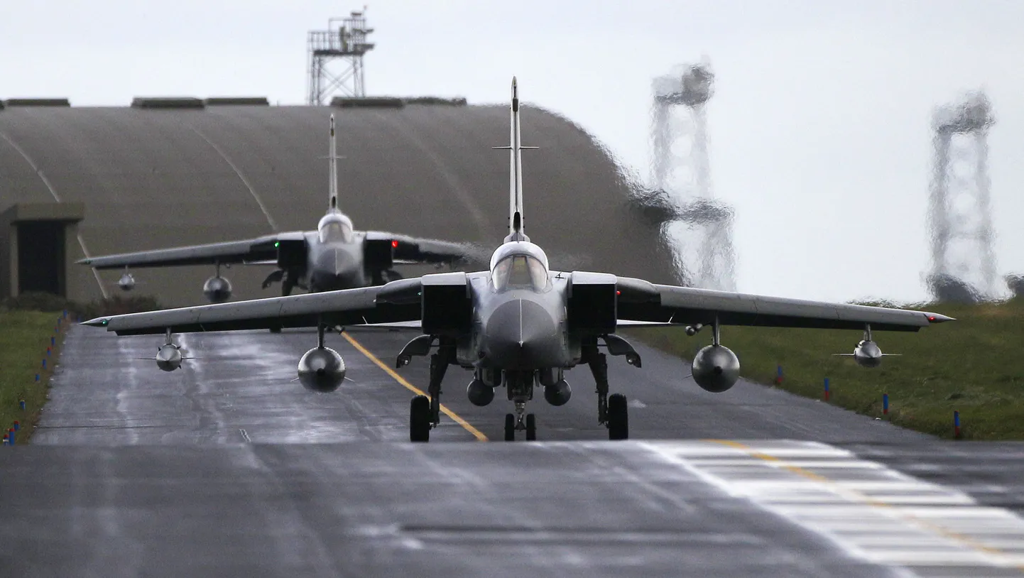 Briti kuninglike õhujõudude hävituslennukid Tornado valmistuvad õhkutõusmiseks Lossiemouth'i baasis.