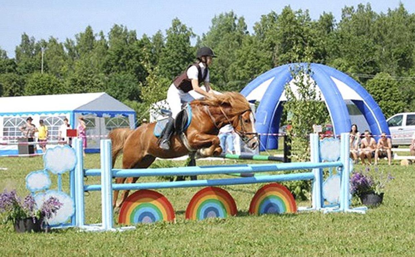 Suure-Jaani vallas Jälevere külas asetleidnud ratsavõistlusel oli osalejaid kogu Eestist. Pildil on Katrin Melts hobusega Rododendron.
