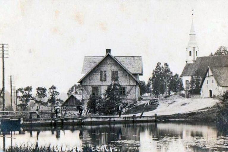 Lēdurgas ūdensdzirnavas, baznīca un krogs. 20. gadsimta pirmā puse. 