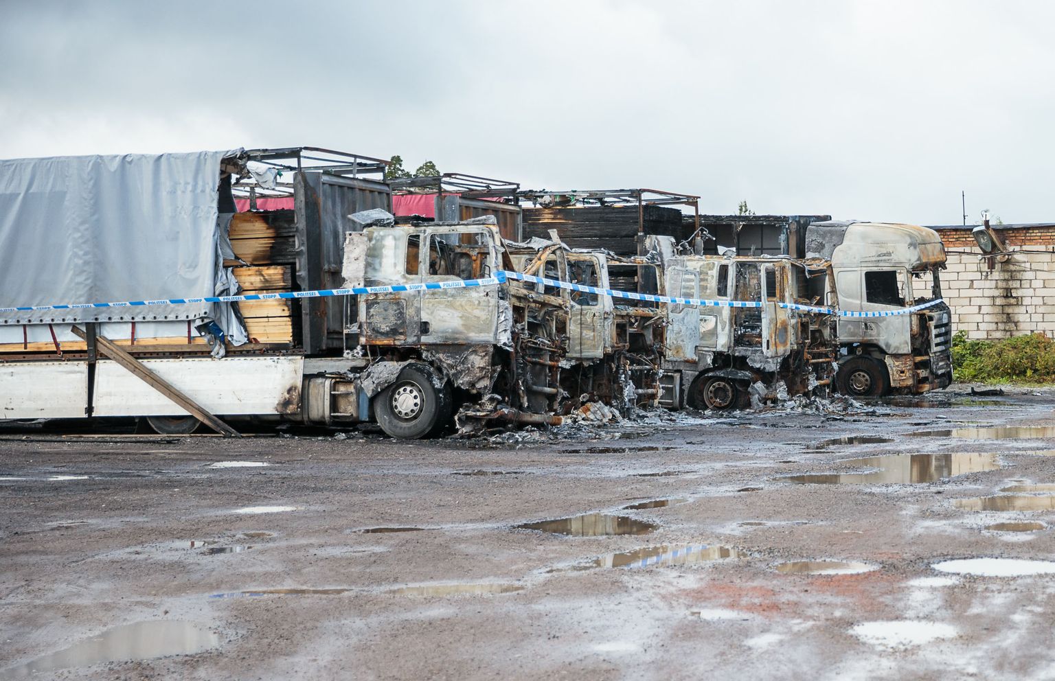 Злоумышленник в ночь на 22 августа поджег четыре фуры марки "MAN", а пятая "Scania" загорелась уже от них.