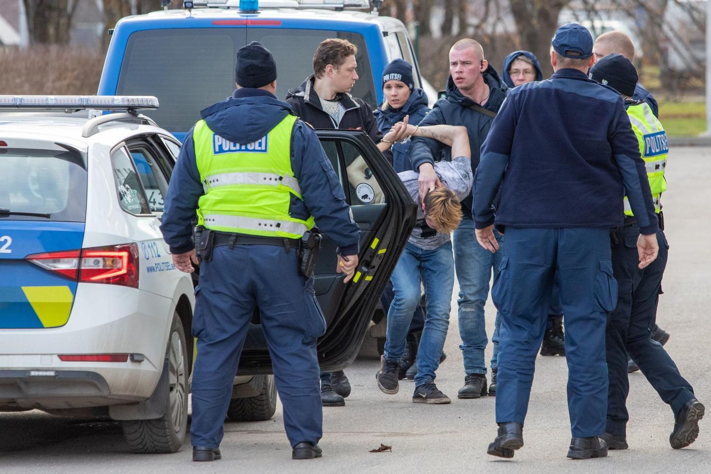 Eelmise aasta 16. novembril toimus Viljandimaal taksorööv. Politsei tabas tagaotsitavad vargad sama päeva ennelõunal Paalalinnas Suur-Kaare 33 majast.