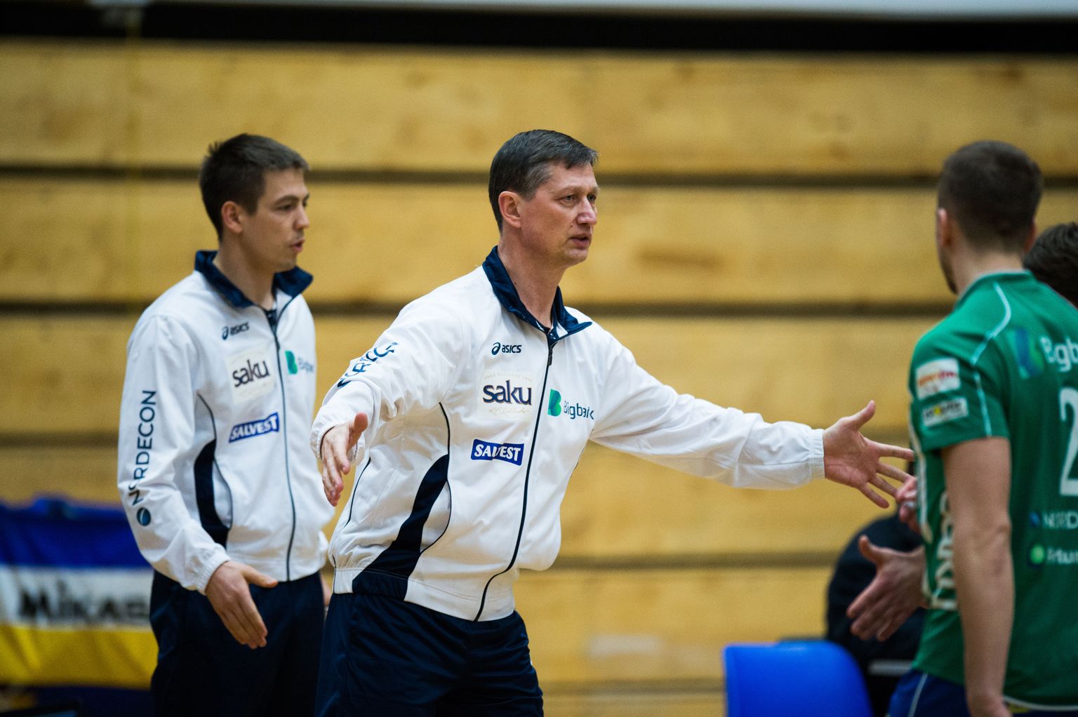 Oliver Lüütsepp (tagaplaanil) vahetab Andrei Ojametsa Tartu Bigbanki peatreeneritoolil välja.