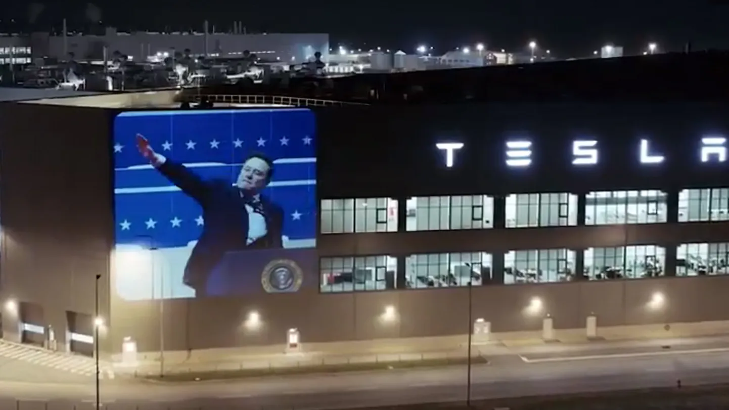 Проекция Маска на завод Tesla