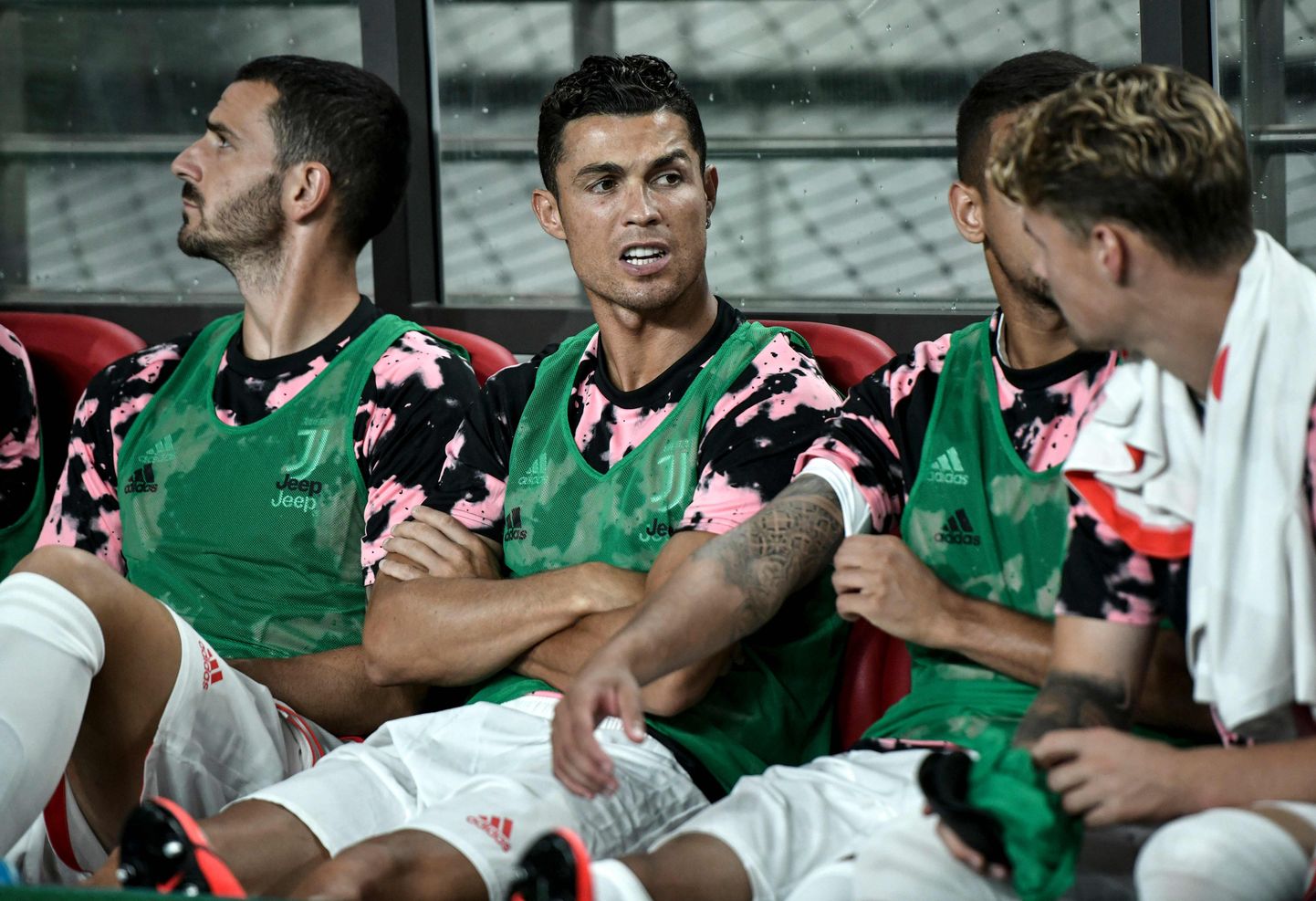 Cristiano Ronaldo tiimikaaslastega jutustamas, samal ajal kui kümned tuhanded fännid teda Soulis väljakule ootasid.