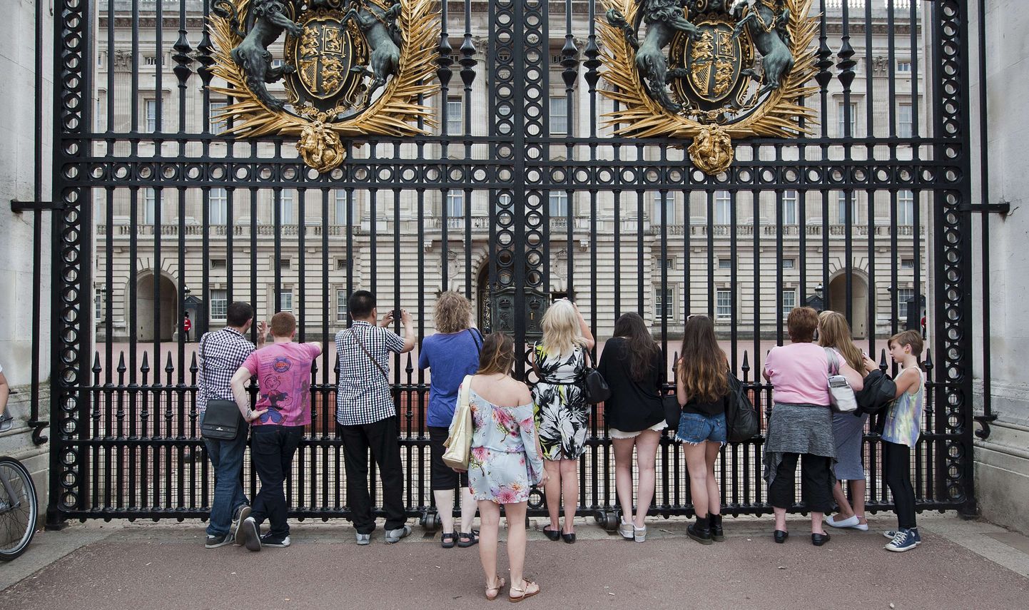 Turistid Buckinghami palee väravate taga