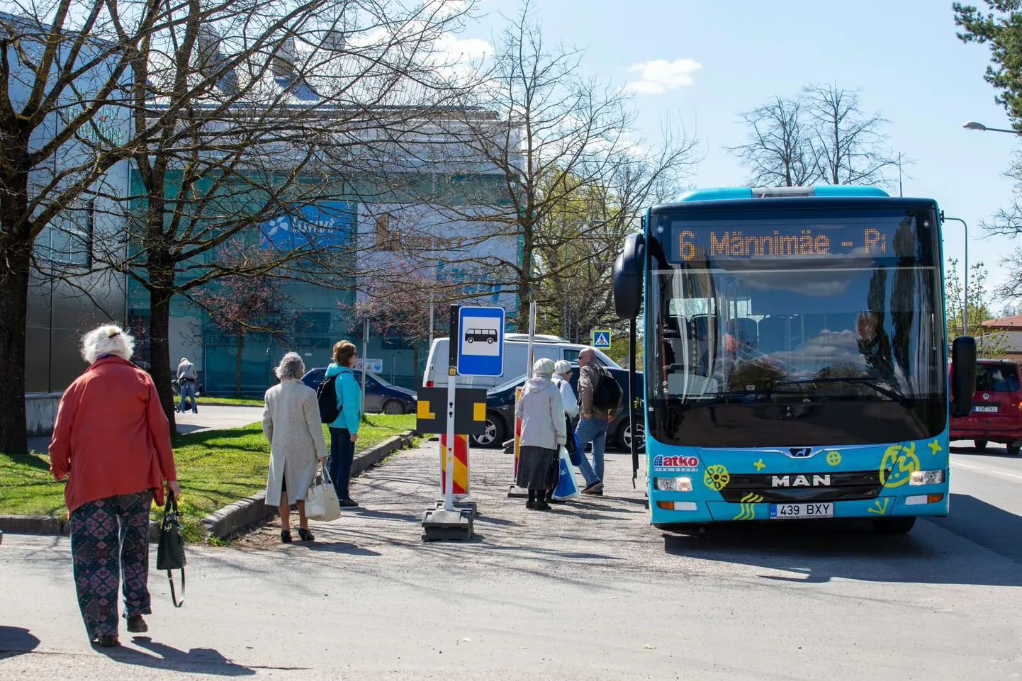 Uuringus palutakse inimestel anda hinnang kohaliku ühistranspordi toimimise kohta.