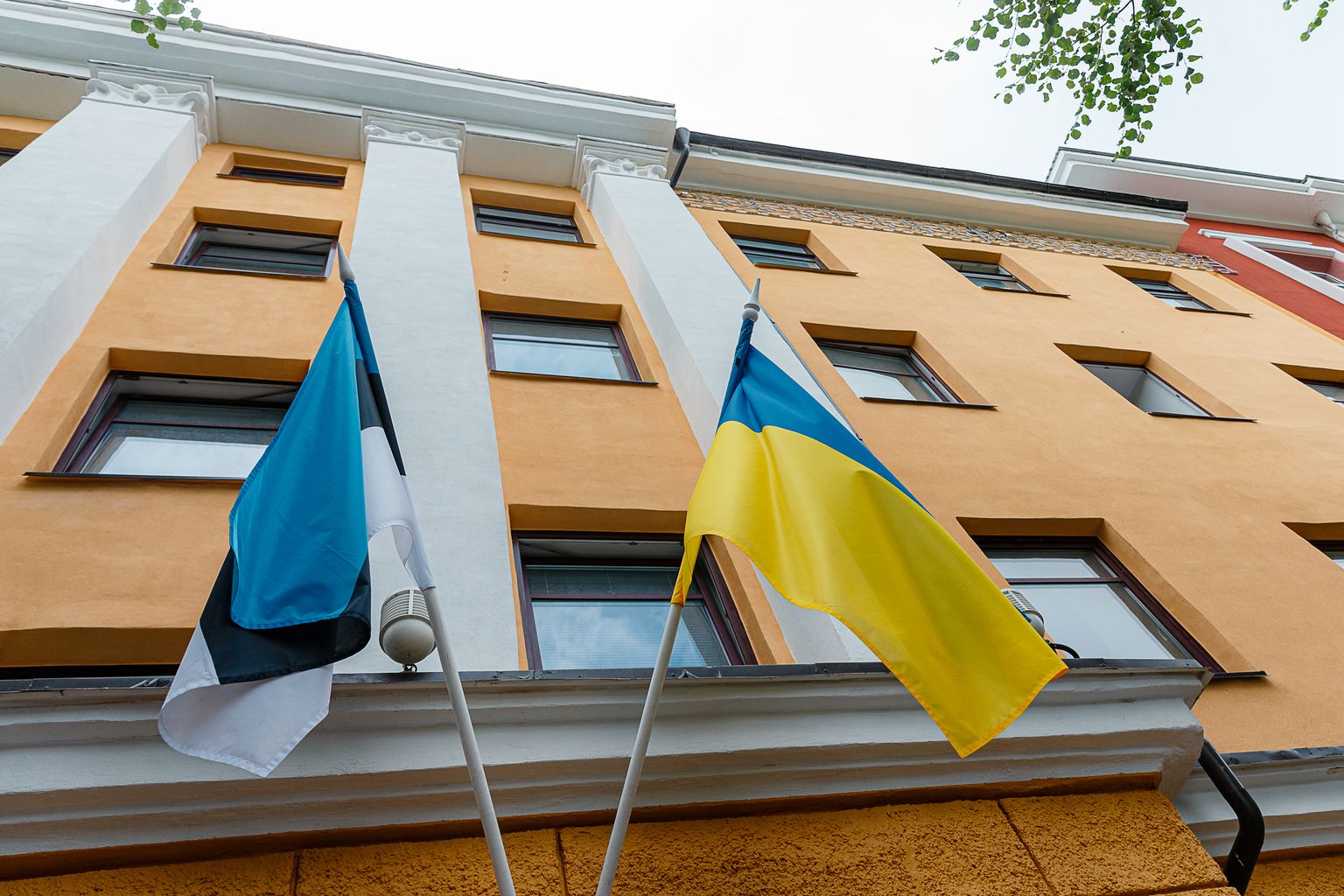 Флаги Эстонии и Украины на административном здании в Нарве.