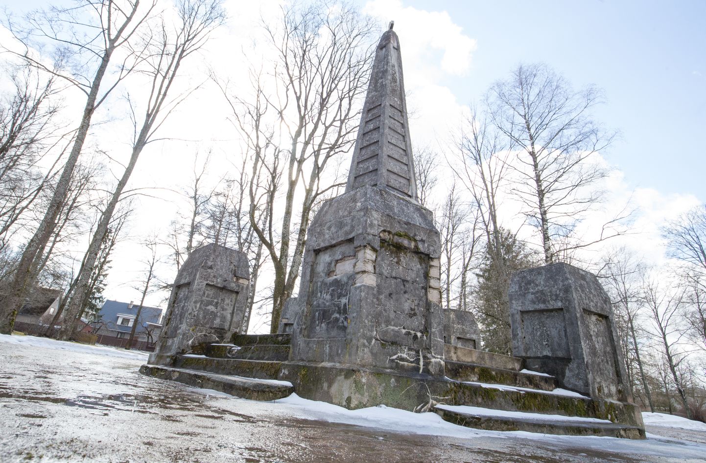 Lõuna-Eesti vabastajate uus monument tuleb sõjaväekalmistul täpselt samale kohale, kus asub vana ja lagunev mälestusmärk.