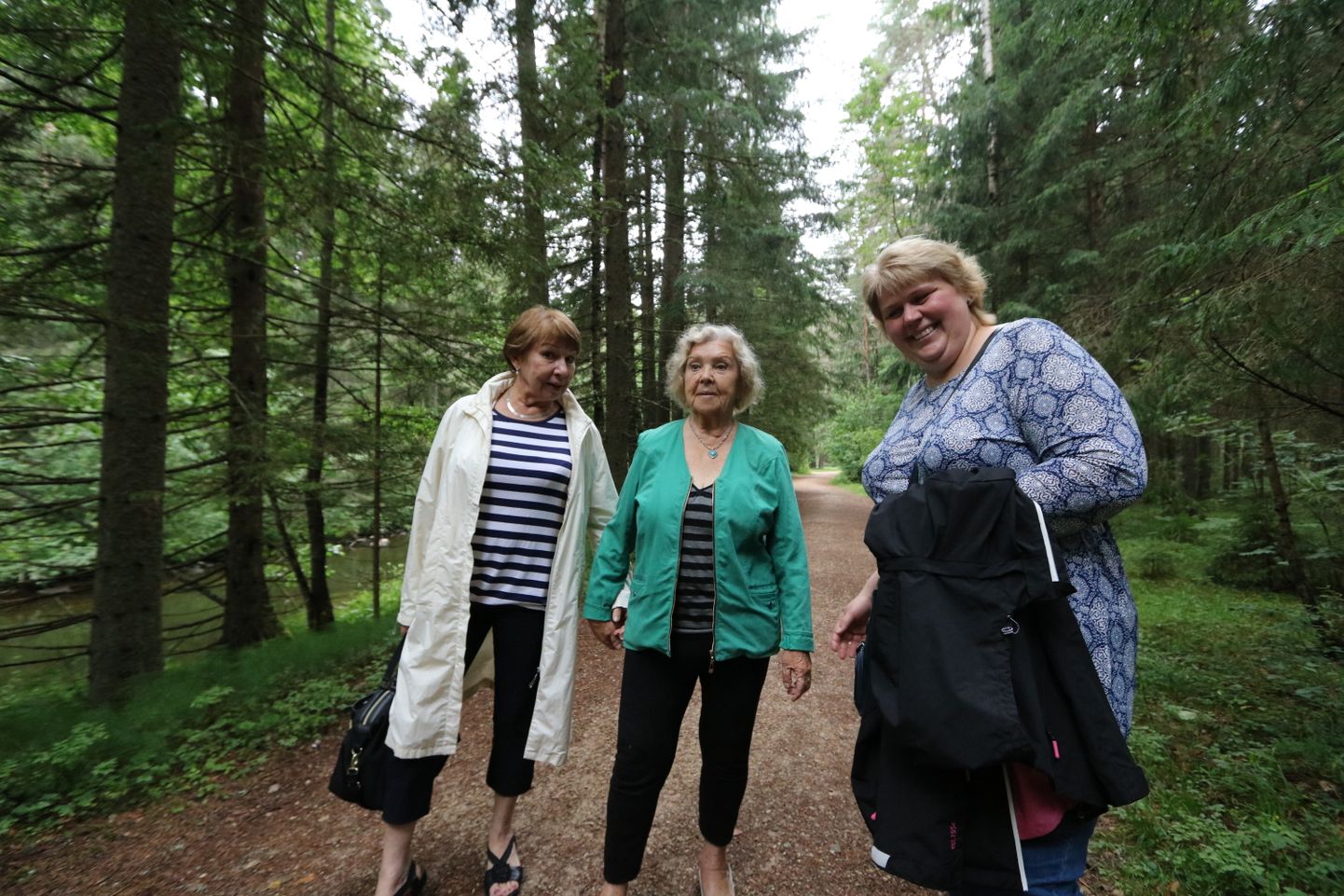 Külastajad Sirje, Salme ja Kristi olid meeldivalt üllatunud, et metsaalused nii prügivabad on.